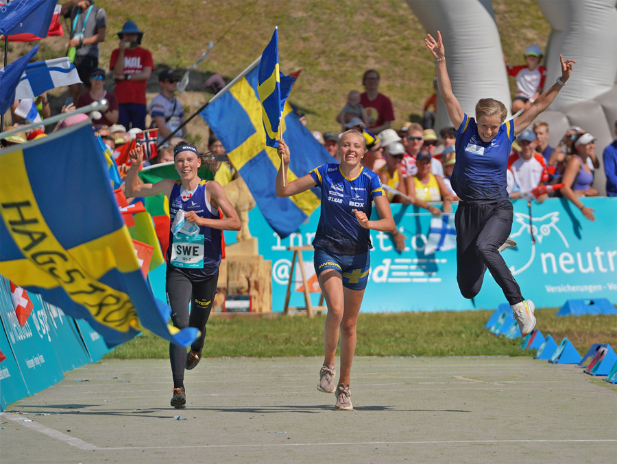 Sara hoppar högt av glädje när hon vinner hennes andra VM-guld i stafett 2023, tillsammans med Tove Alexandersson och Hanna Lundberg. Bild: Hugo Mattsson.