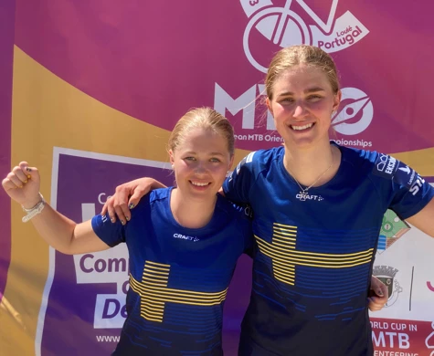 Signe Feil och Tilda Palm firar efter att tagit varsitt JEM-brons under den inledande tävlingsdagen.