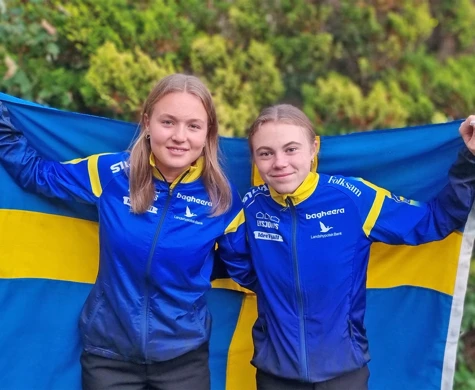 : Alva Björk och Freja Hjerne efter dubbelsegern på JEC-långdistansen.