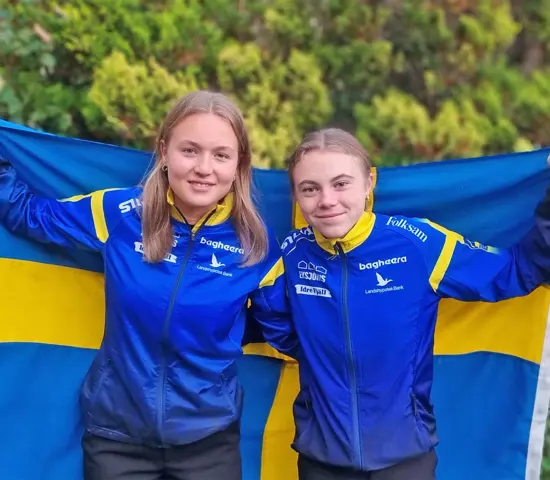 : Alva Björk och Freja Hjerne efter dubbelsegern på JEC-långdistansen.