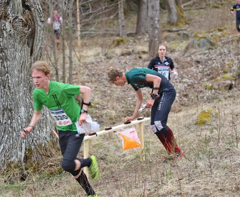 Tre löpare i full fart vid sista kontrollen på Swedish League Valdemarsvik 2023.