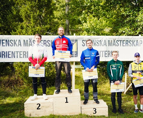 Gustav Bergman högst upp på pallen efter sin tionde totalseger i Swedish League. Övriga från vänster: Simon Imark, Martin Regborn, Simon Hector, Emil Svensk och Oskar Hagström.