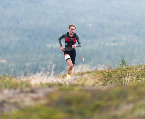 Emma Eriksson på väg mot överlägsen seger på Idre Fjällmaraton.