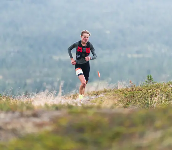 Emma Eriksson på väg mot överlägsen seger på Idre Fjällmaraton.