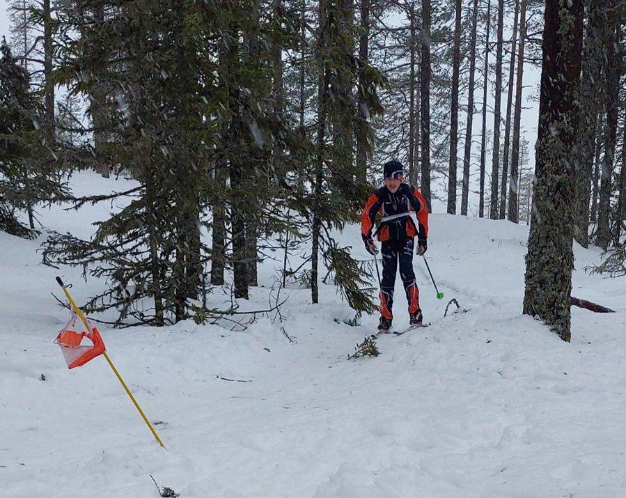 Hugo Rydesäter på väg in till en skidorienteringskontroll.