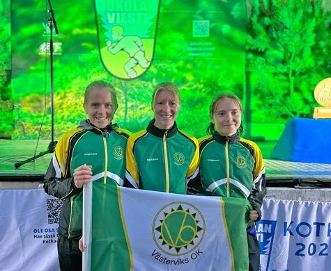 Bildtext toppbild: Västerviks OK-trion Elin Carlsson, Lena Eliasson-Lööf och Tuva Östangård tog en meriterande andraplats vid i finska stafettligan i går.
