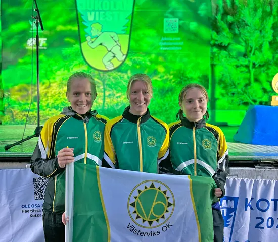 Bildtext toppbild: Västerviks OK-trion Elin Carlsson, Lena Eliasson-Lööf och Tuva Östangård tog en meriterande andraplats vid i finska stafettligan i går.