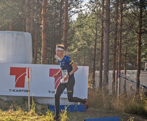 Viktor Svensk tar steget in i A-landslaget efter en stark säsong 2024. Här springer han ensam i täten på världscupstafetten i Finland.