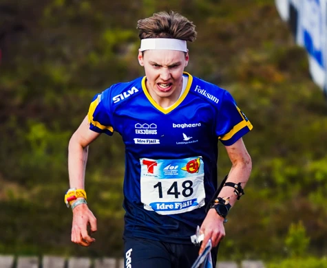 Viktor Svensk korsar mållinjen som trea under långdistansen