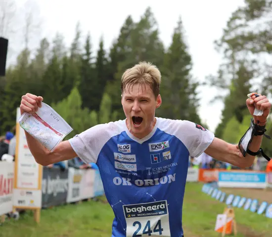 Anton Johansson jublar efter sitt första SM-guld som senior.