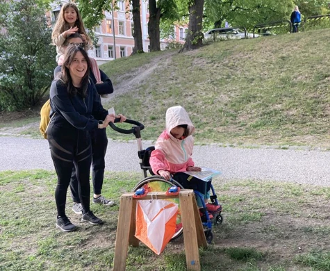 Maja tillsammans med föräldrar och lillasyster som testar para-orientering för första gången.