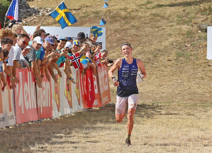 Trots två världscupsegrar i år så ligger Tove Alexandersson ”bara” trea inför världscupavslutningen i Finland i slutet på september. Här spurtar Tove till överlägset guld på långdistansen vid EM i Ungern. Bild: Johan Trygg.