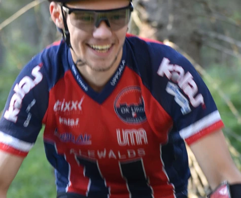 William Ernlund från OK Linne provar på mountainbikeorientering vid MTBO SM i Örnsköldsvik