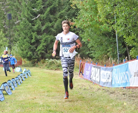Ola Leire defilerar i mål som segrare av Swedish League i H18.