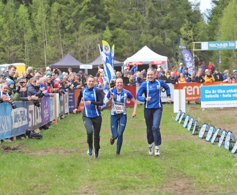 FK Göteborgs Miri Thrane Ödum, Sanna Fasth och Malin Agervig Kristiansson springer i mål som guldmedaljörer på SM-stafetten.