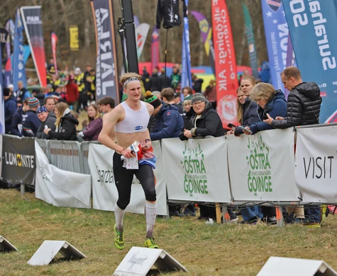 OK Ravinens Axel Granqvist  fick ta av sig tröjan och linda sin hand efter att ha skurit upp den på en rot under Stafettligan på Påskdagen.