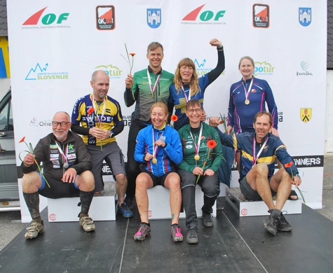 Svenska medaljörer på masstarten vid Veteran-VM i MTBO. Fr.v. Claes-Göran Lundberg, Magnus Aasa, Bertil Eronn, Helena Svensson, Mia Eronn, Monica Kollberg, Ingela Andersson och Kristian Palm.