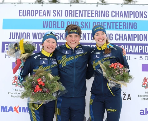 Guldmedaljören Jonatan Ståhl omgiven av Evelina Wickbom, till vänster och Elin Schagerström som tog silver respektive brons.