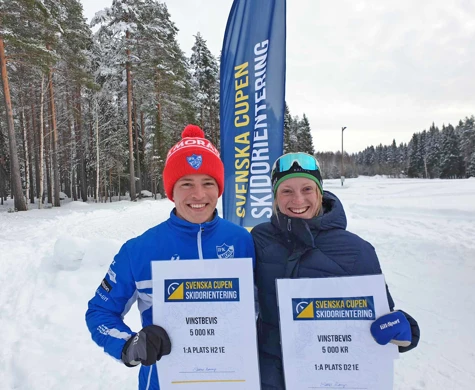 Jonatan Ståhl och Linda Lindkvist med glada miner efter att ha tagit hem Svenska cupen i skidorientering 2024.