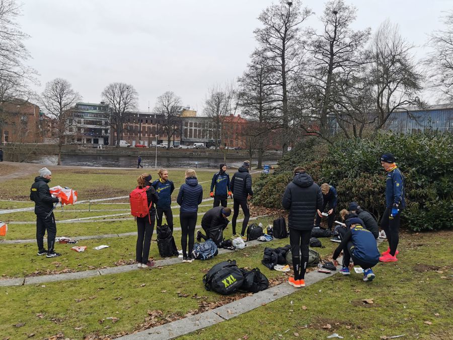 Landslagslöparna gör sig redo för sprintträning i en park i Halmstad