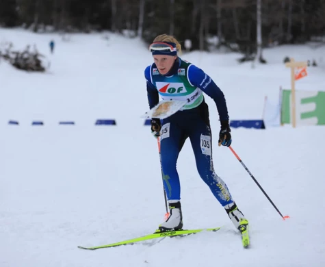 Linda Lindkvist spurtar mot mål på världscupens medeldistans i skidorientering.