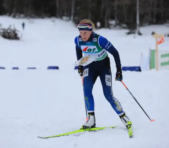 Linda Lindkvist spurtar mot mål på världscupens medeldistans i skidorientering.