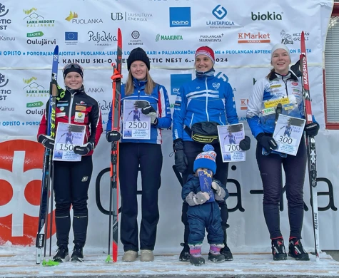 Ella Turesson vann Kainuu Ski O Week och står här på prispallen tillsammans med tvåan Maria Hoskari, trean Magdalena Olsson och fyran Doris Kudre.