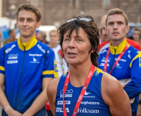 Anneli Östberg under EM i Italien med landslagslöparna August Mollén och Martin Regborn i bakgrunden.