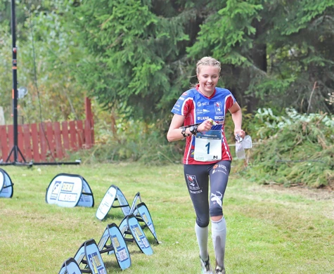 Hanna Lundberg springer in som överlägsen segrare i Swedish League 2024 med ett leende på läpparna.