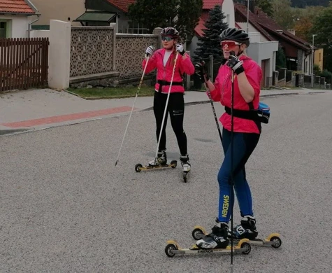 Isabel Salén och Linda Lindkvist är två av damlandslagets åkare på plats i Tjeckien