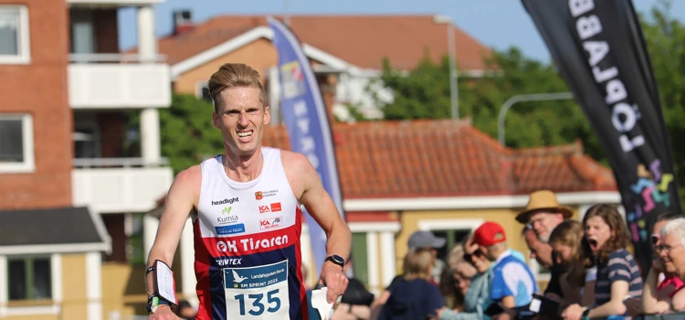 Oskar Andrén, OK Tisaren, spurtar i mål vid SM-sprinten i Lund i slutet på maj 2023.