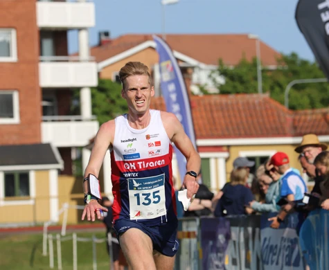 Oskar Andrén, OK Tisaren, spurtar i mål vid SM-sprinten i Lund i slutet på maj 2023.