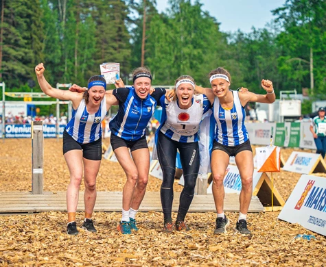 Sara Hagström sprang sista sträckan när IFK Göteborg vann Venla för andra gången 2023. Hon jublar tillsammans med Ingrid Lundanes, Sanna Fasth och Simona Aebersold.