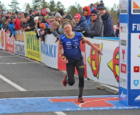 Tove Alexandersson spurtar i mål vid långdistansen på världscupen i Norge 2023.
