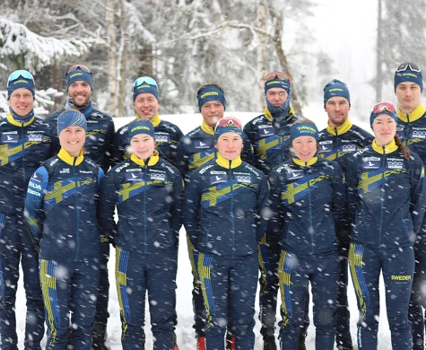 Den svenska seniortruppen uppställd i snöfall vid EM i skidorientering i Lettland.