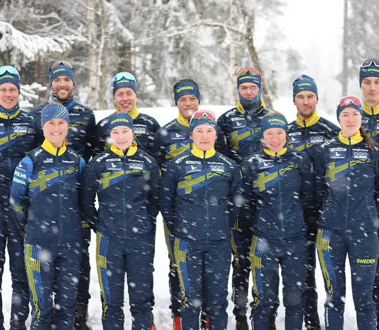 Den svenska seniortruppen uppställd i snöfall vid EM i skidorientering i Lettland.