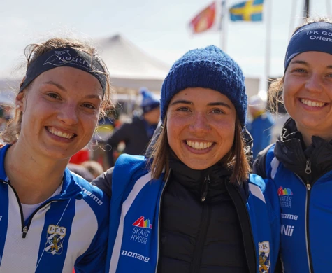 IFK Göteborgs vinnande lag kramar om varandra