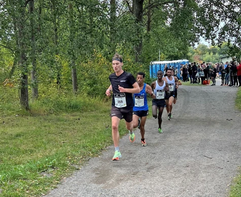 Emil Svensk drar tätklungan på Lidingöloppet 2022 när han blev trea på tiden 1.39.06.