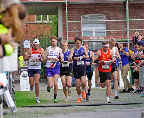 Finalfältet i herrklassen på knockout-sprinten vid ASOM i Belgien. I mitten Jonatan Gustafsson som slutade sjua och August Mollén som blev tvåa bakom finländaren Tuomas Heikkilä (skymd bakom Mollén).
