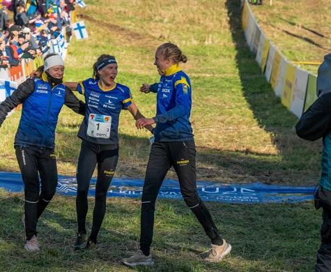 Sanna Fast Tove Alexandersson Hanna Lundberg jublar vid målgången i världscupsavslutningen 2024