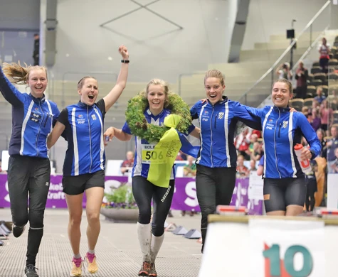Jubel över mållinjen. Fr.v. Victoria Hästad Björnstad, Elin Månsson, Sara Hagström, Simona Aebersold och Miri Thrande Ödum.