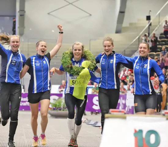 Jubel över mållinjen. Fr.v. Victoria Hästad Björnstad, Elin Månsson, Sara Hagström, Simona Aebersold och Miri Thrande Ödum.