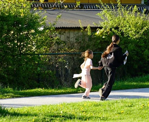 Barn som springer orientering i park