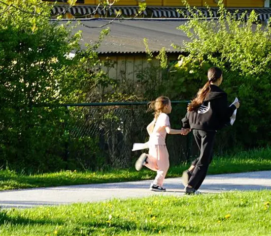Barn som springer orientering i park