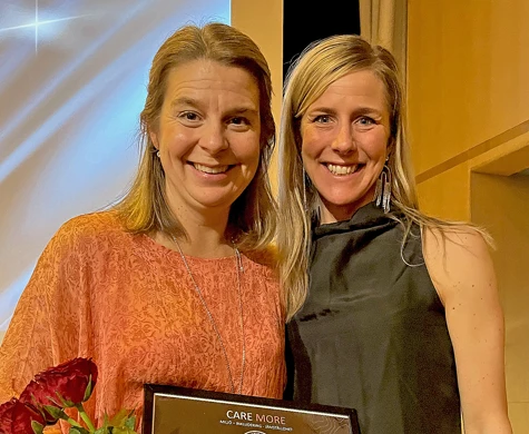 Marie Ohlsson, till vänster, mottar Silvastipendiet Care More av Miranda Ericsson från Silva på Orienteringsgalan i november.