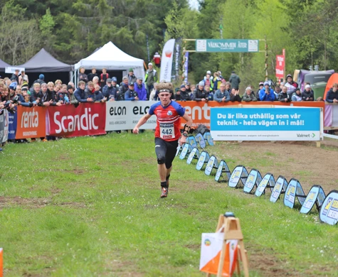 Hannes Mogensen spurtar mot seger i H20 på Medeldistans-SM.