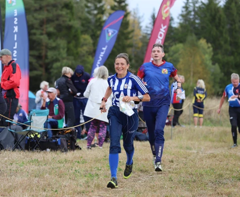 Veteran-SM glada löpare påväg mot mål.