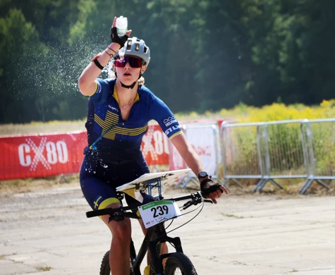 Tilda Palm häller en flaska vatten över sig.