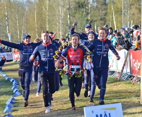 Albin Ridefelt för OK Linné till klubbens första seger på Tiomila i Ånnaboda 2022. Här springer han tillsammans med hela laget över mållinjen.