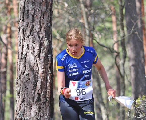 Hanna Lundberg springer mellan tallarna under världscupen i Östfold våren 2023.